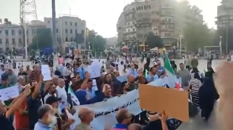 وقفة في حلب تطالب بإعادة المفصولين إلى وظائفهم