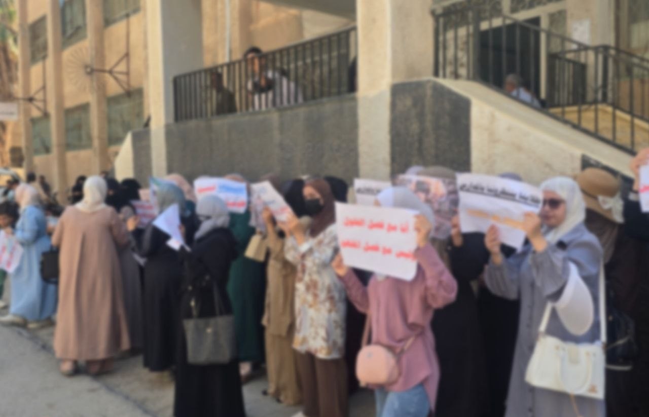 معلمون مفصولون ينظمون وقفة احتجاجية في درعا للمطالبة بإعادتهم إلى التدريس