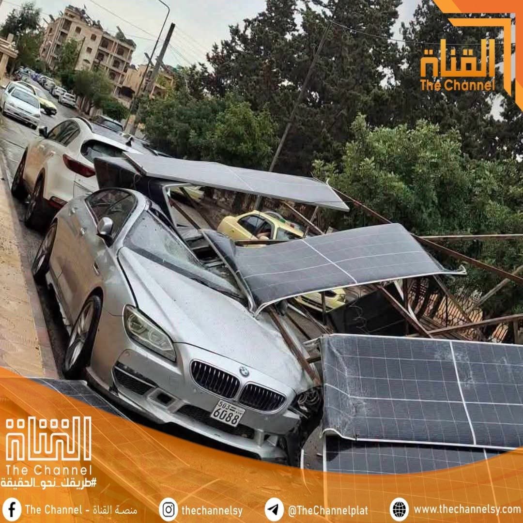 رياح شديدة تتسبب بتطاير ألواح طاقة شمسية وتضرر سيارات في حلب