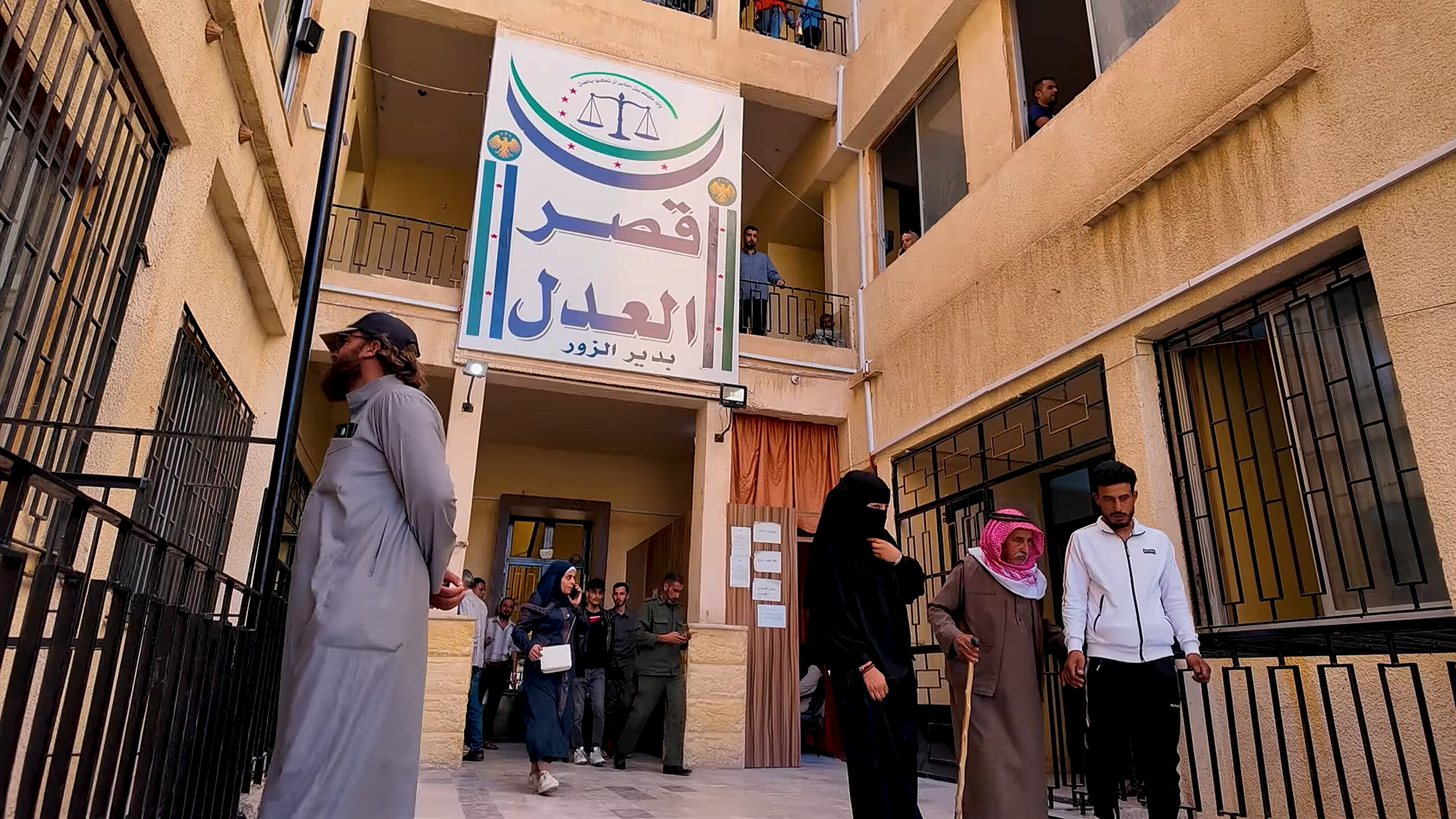 استنفار أمني في محيط القصر العدلي بدير الزور بعد محاولة اقتحامه