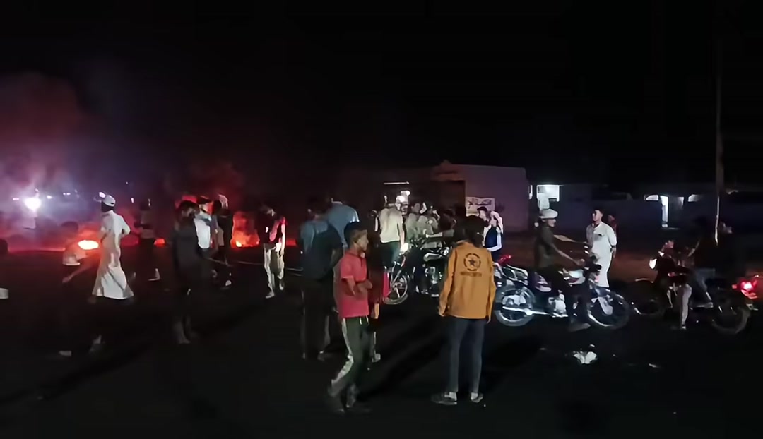 لليوم الثاني.. احتجاجات في خشام شرقي دير الزور وقطع طرق رفضاً لرفع أسعار المحروقات