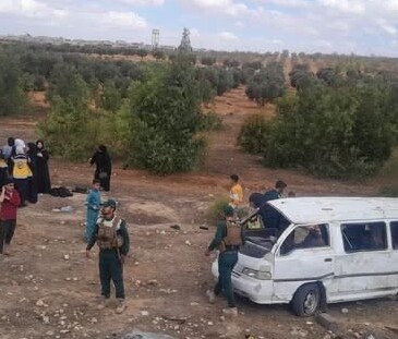 وفاة طفل وامرأة وإصابة 18 شخصًا بحادث سير على طريق حمص–الفرقلس