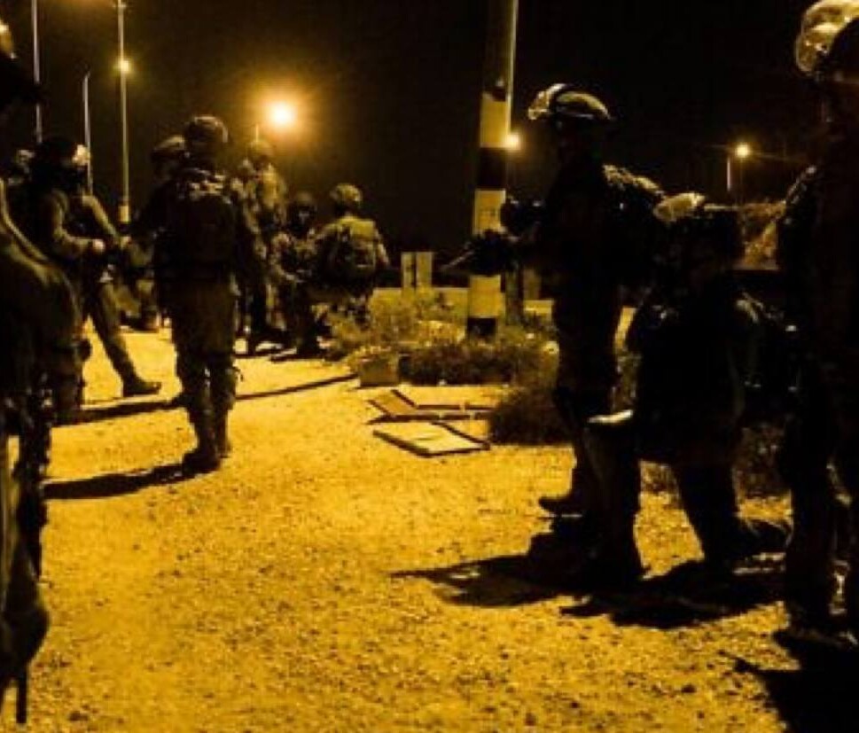 قوات إسرائيلية تداهم منزلًا في طرنجة وتطلق قنابل مضيئة