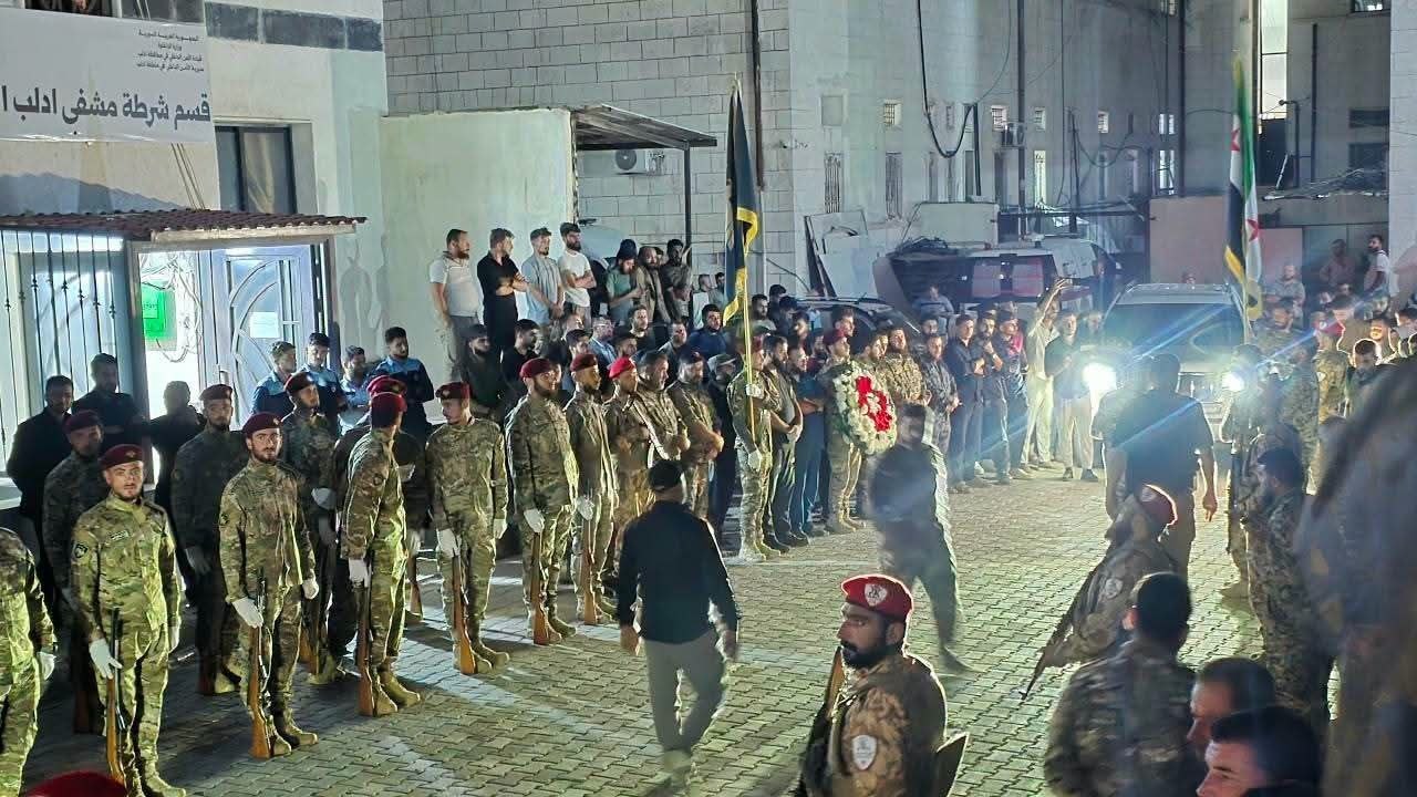 تشييع قتلى انفجار مستودع الأسلحة قرب سرمدا