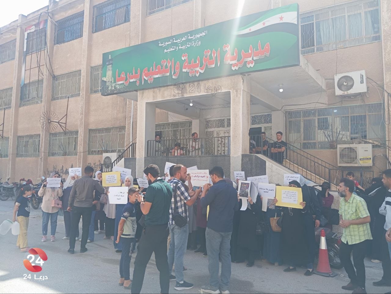 وقفة احتجاجية لمعلمي العقود أمام مديرية التربية في درعا