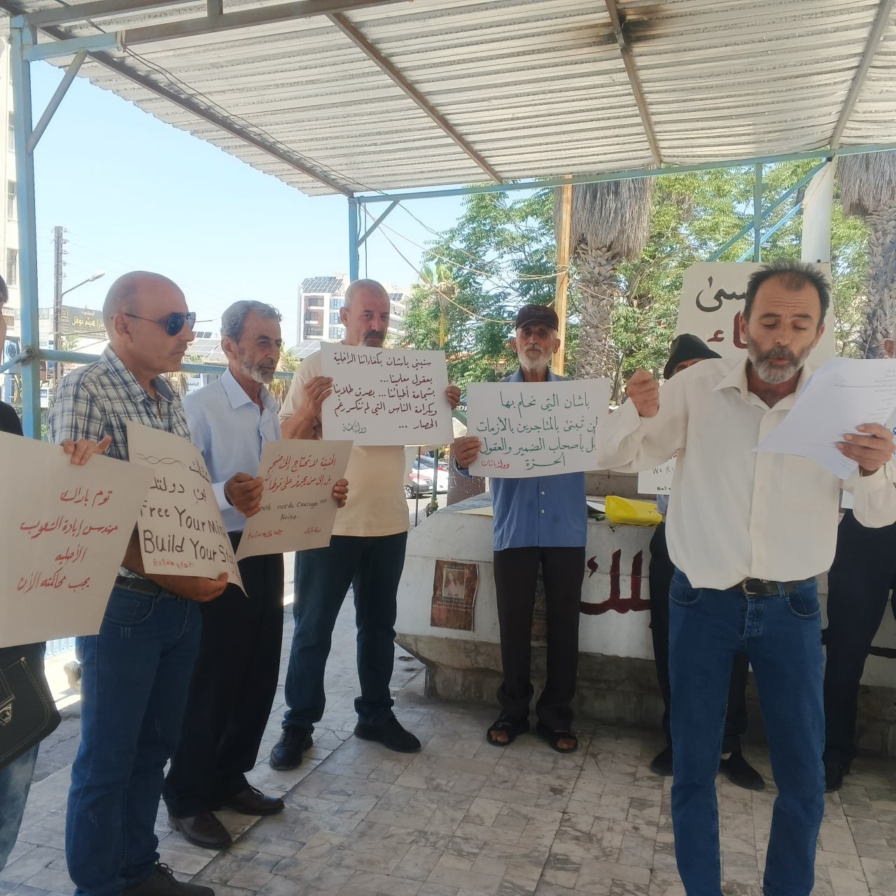 محتجون في السويداء يطالبون بسيادة القانون وتحقيق العدالة وحماية المدنيين