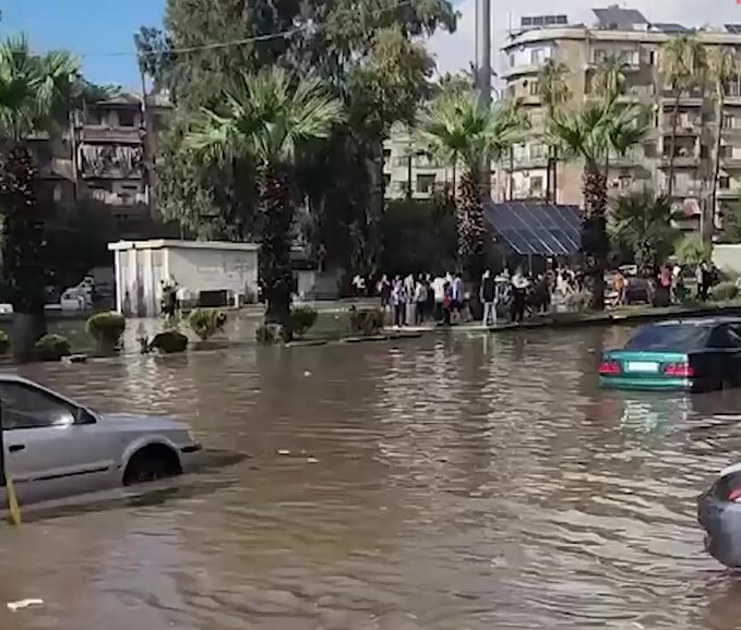 أمطار غزيرة تتسبب بسيول وتجمعات مائية في عدة أحياء بمدينة حلب