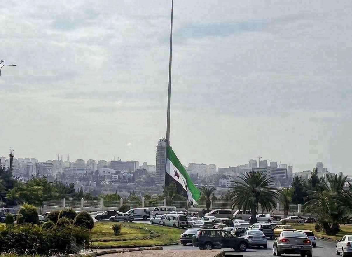 توضيح بشأن أنباء تنكيس العلم السوري في دمشق حداداً على ضحايا درعا
