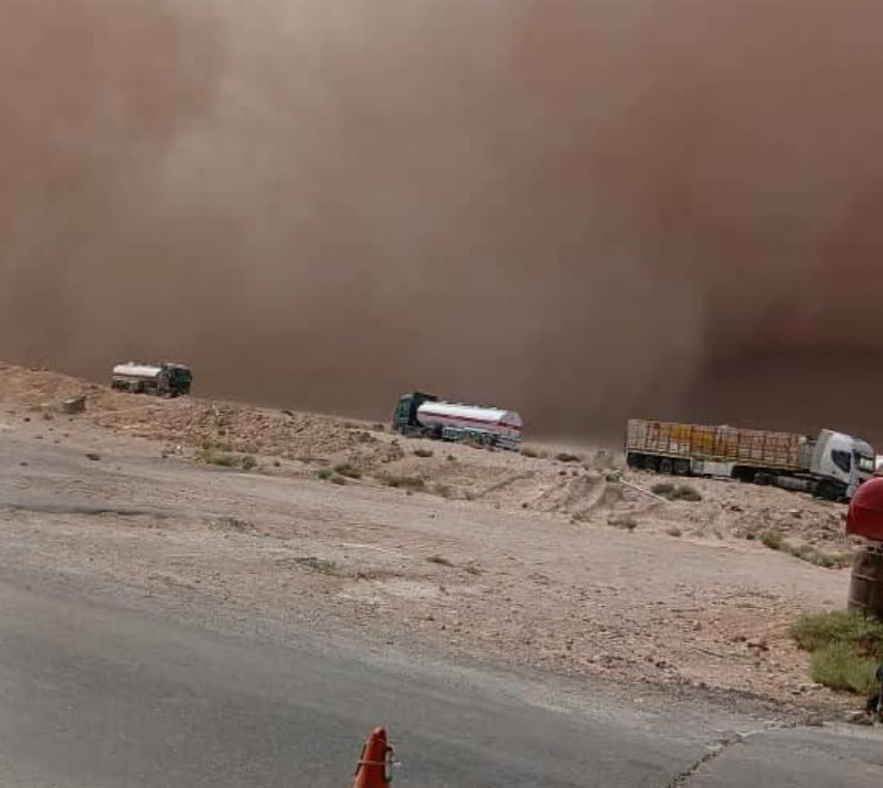 عاصفة غبارية تضرب دير الزور وتحذيرات للسائقين بسبب تدني مستوى الرؤية