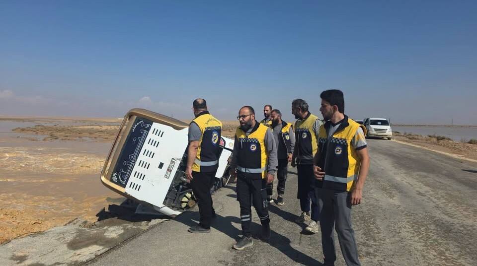 إجلاء ركاب حافلة بعد انحرافها بسبب السيول على طريق دير الزور–دمشق