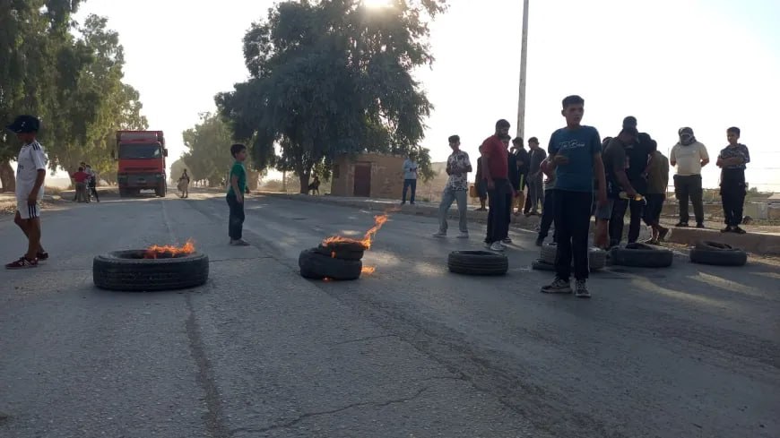 محتجون يقطعون طريق M4 في تل تمر تنديدًا بالاعتداءات على العائدين إلى رأس العين