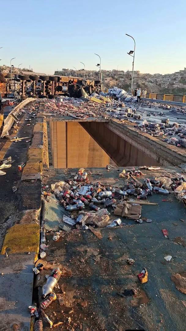 انقلاب شاحنة واحتراقها يؤدي إلى إغلاق جسر الرستن بريف حمص
