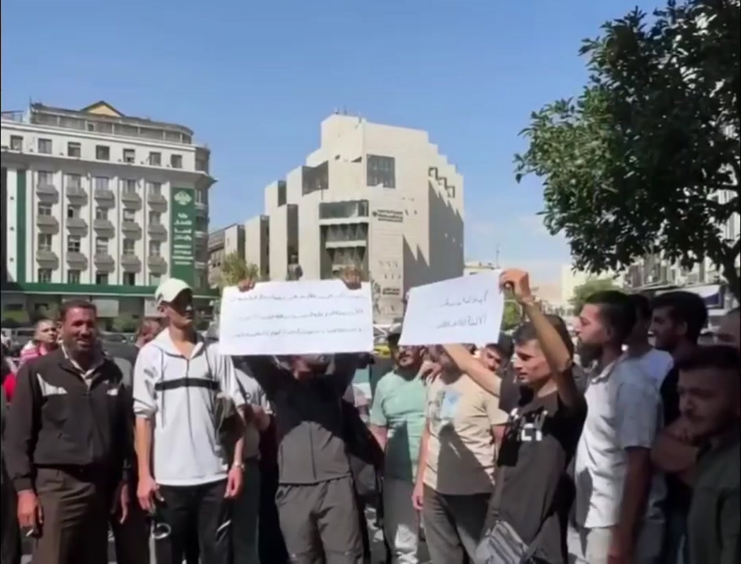 أصحاب دراجات نارية يحتجون أمام محافظة دمشق رفضاً لمصادرة دراجاتهم