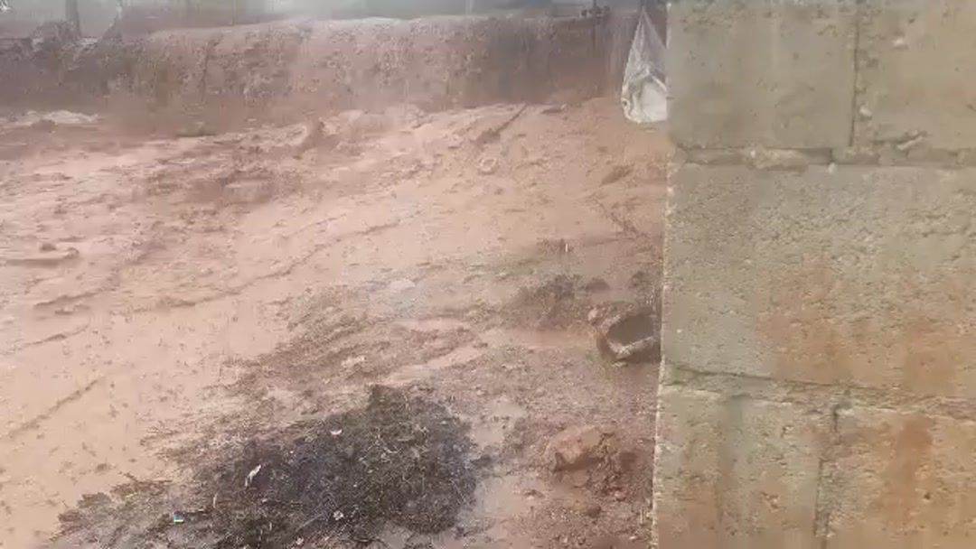 سيول تغمر أجزاء من مخيم الزلاقيات بريف إدلب الشمالي