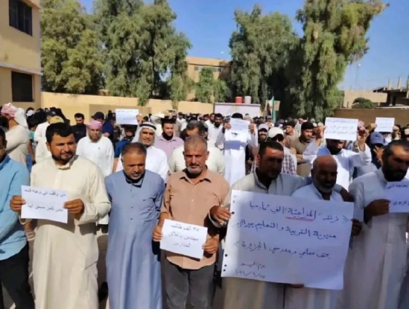 وقفة احتجاجية في الشعيطات رفضاً لقرار إلغاء مجمع الفرات التربوي