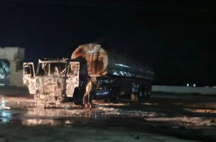 مسلحون مجهولون يستهدفون صهاريج نفط في بلدة ذيبان شرق دير الزور