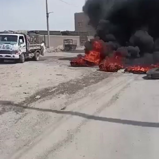 امتداد احتجاجات المحروقات إلى مدينة الرقة وقطع الطريق عند دوار الصوامع