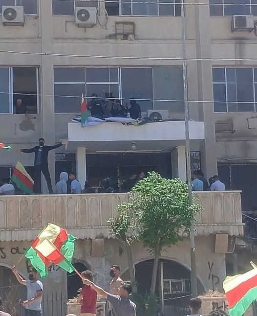ازالة لافتة القصر العدلي في الحسكة