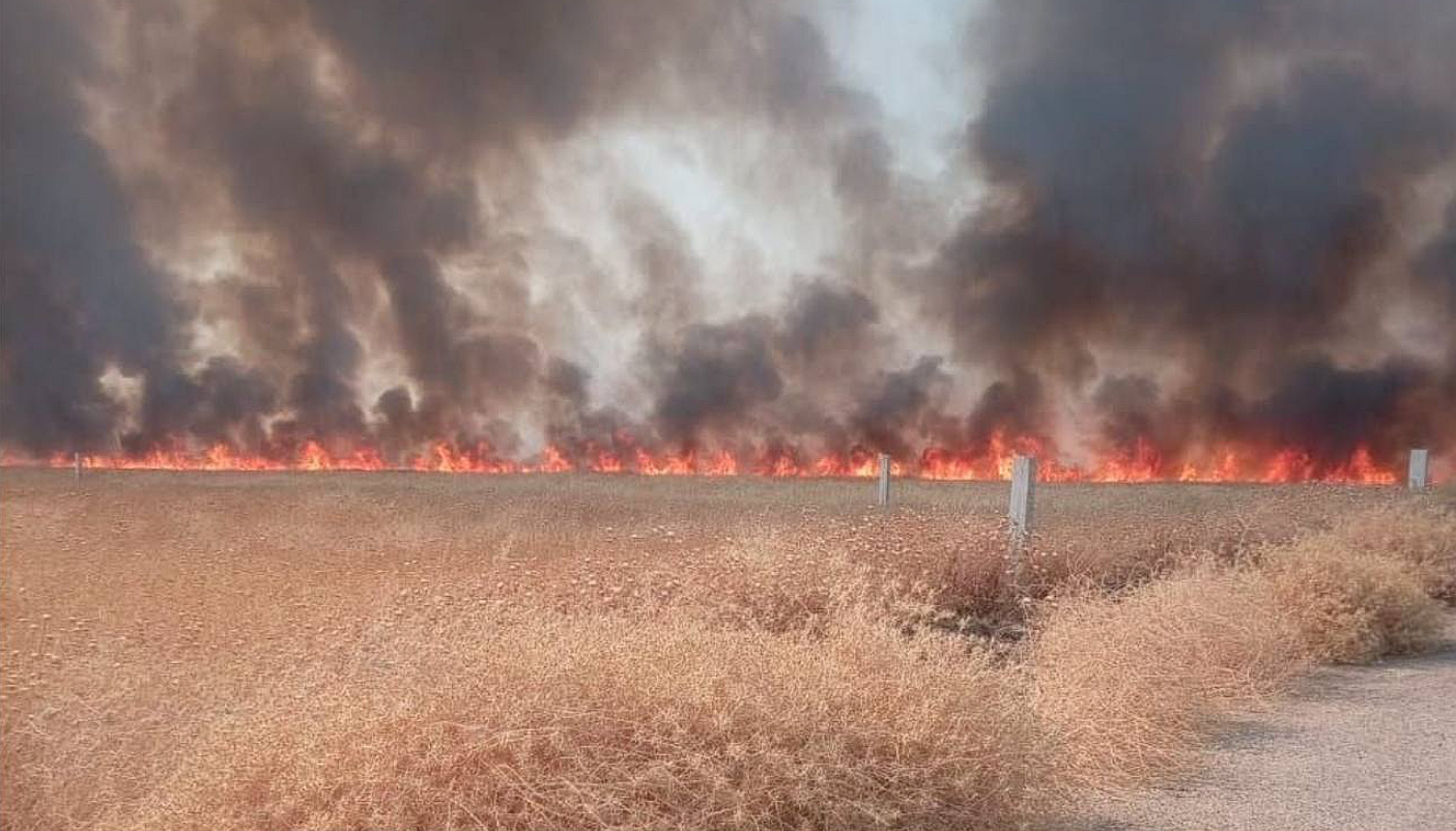 اندلاع حريق في الأراضي الزراعية ببلدة كناكر بريف السويداء الغربي