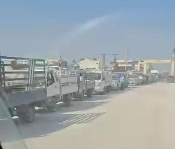 طوابير أمام محطات الوقود في الأتارب مع استمرار نقص المازوت