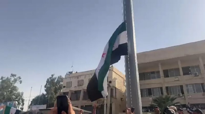 رفع العلم السوري في الحسكة بعد توتر وأعمال تخريب في ساحة السلام