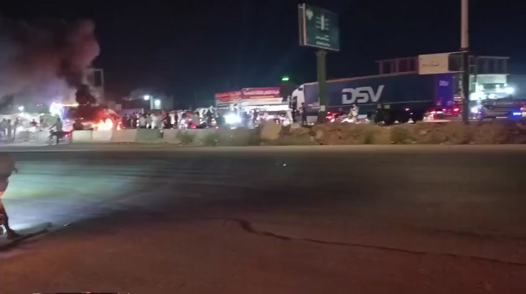 احتجاجات في خان شيخون وقطع طرق رئيسية رفضاً لرفع أسعار المحروقات