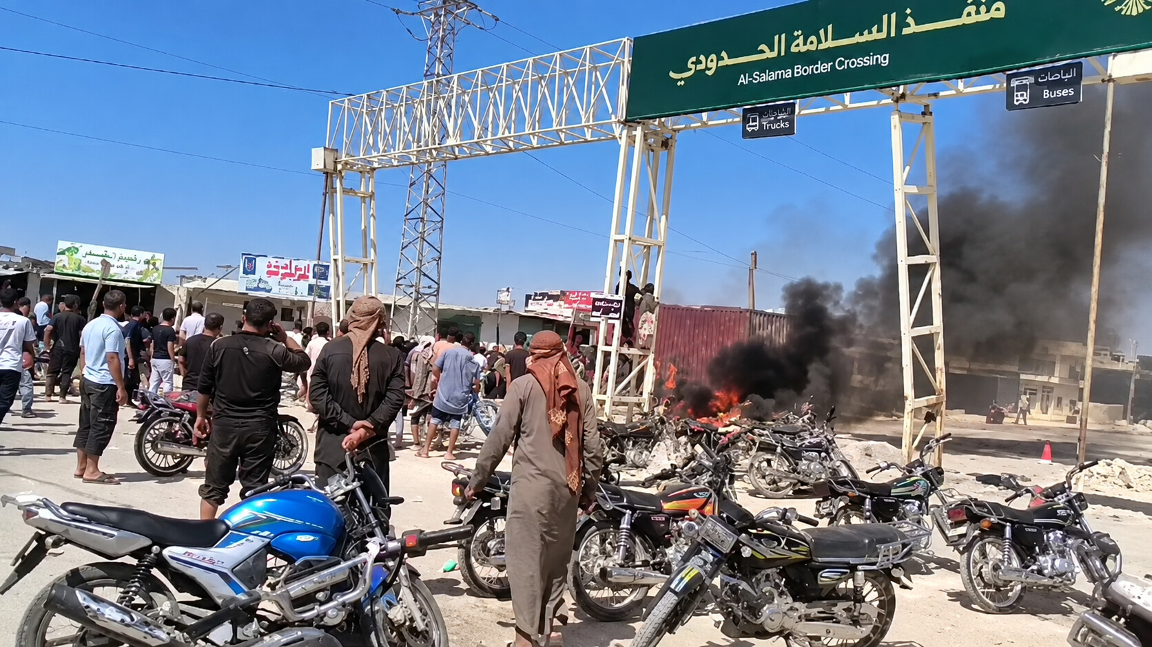 محتجون يغلقون طريق معبر باب السلامة أمام شاحنات النقل
