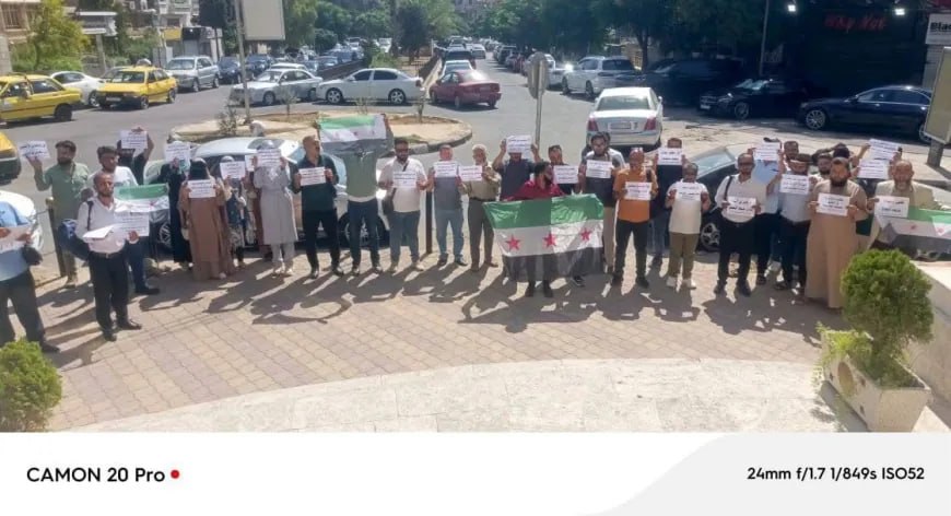 معلمون من الرقة يحتجون للمطالبة بإعادتهم إلى وظائفهم