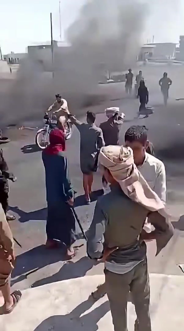 لليوم الثاني.. استمرار احتجاجات الكرامة شرقي الرقة وقطع الطرق أمام صهاريج النفط
