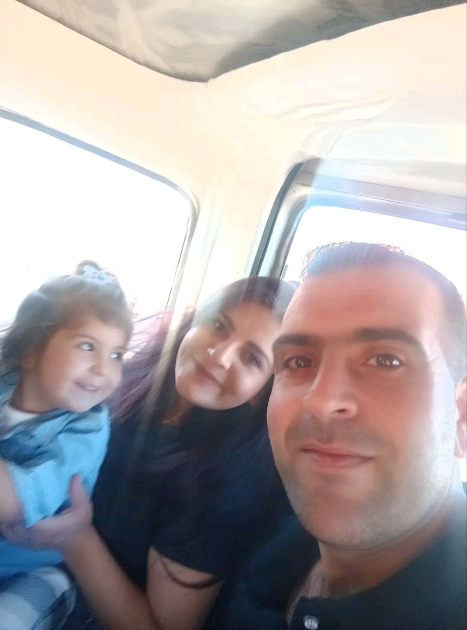 استشهاد أم واصابة طفلتها وزوجها