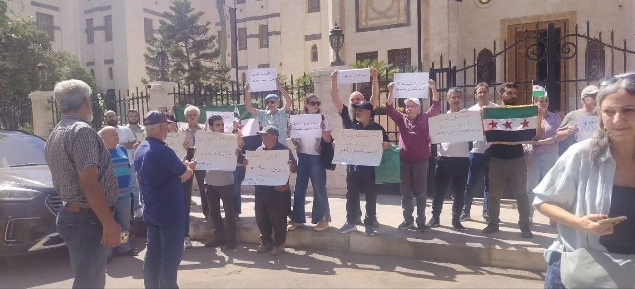 الإفراج عن أربعة محتجين بعد توقيفهم إثر وقفة أمام مجلس الشعب في دمشق