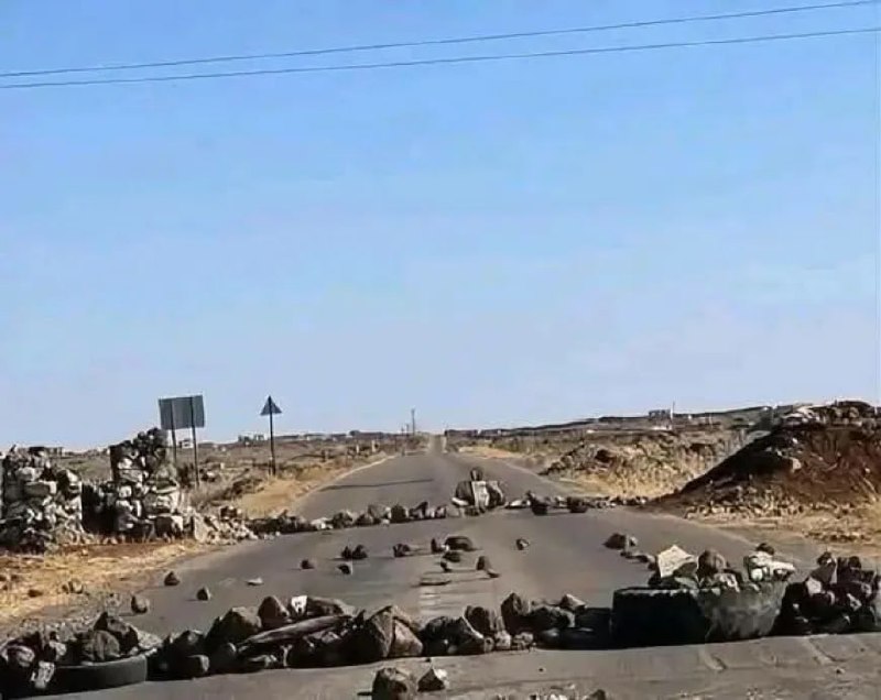 اعتصام مفتوح وقطع طريق دمشق–السويداء للمطالبة بالعودة إلى قرى شمال وغرب المحافظة