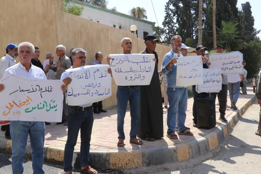 اعتصام في القامشلي للمطالبة بصرف الرواتب المتأخرة وخفض أسعار المحروقات
