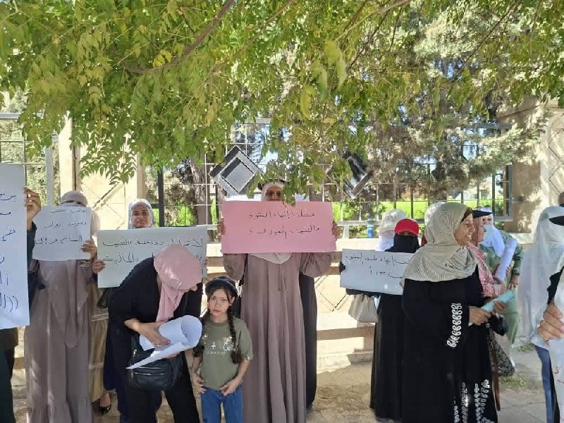 وقفة احتجاجية لمعلمي العقود أمام مبنى محافظة دير الزور
