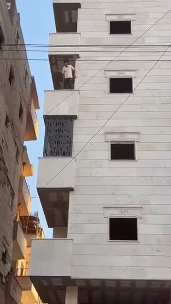 إصابة شاب بجروح خطرة إثر سقوطه من مبنى في مدينة الرقة