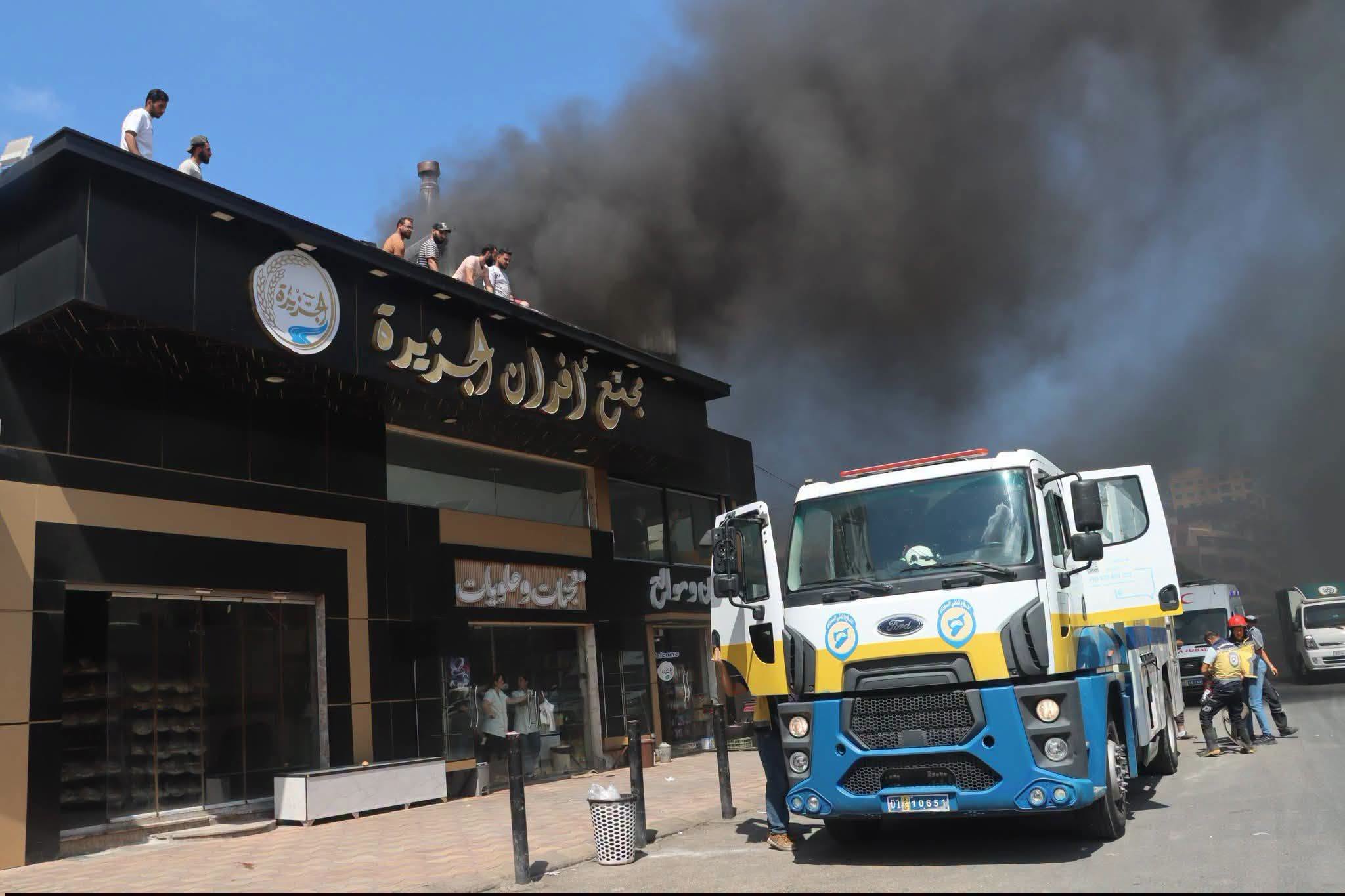 إصابة ثلاثة أشخاص بحريق في مجمع أفران الجزيرة بمدينة اللاذقية